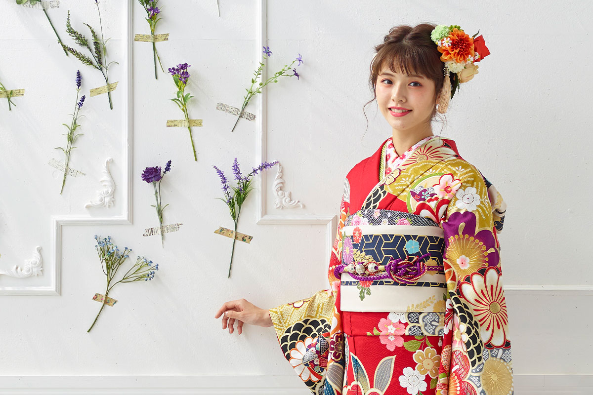 赤い振袖を着た女性のママ振袖クリーニング