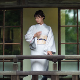 色無地着物を着た女性