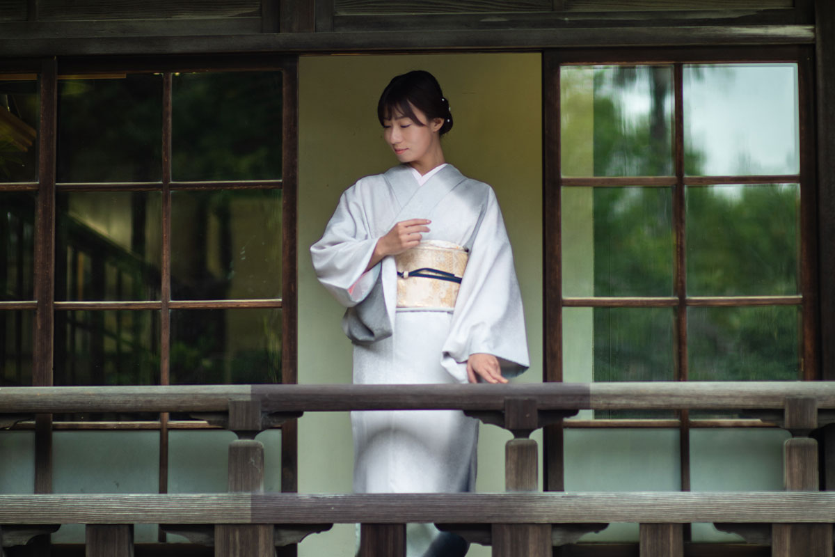 色無地着物を着た女性